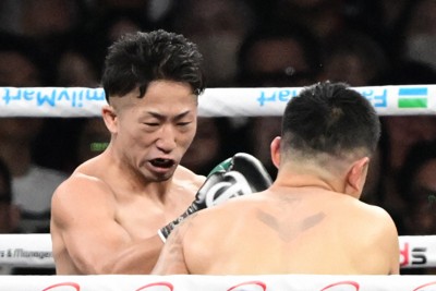 二回、井岡一翔（手前）からダウンを奪う井上拓真＝東京ドームで2026年5月2日、藤井達也撮影