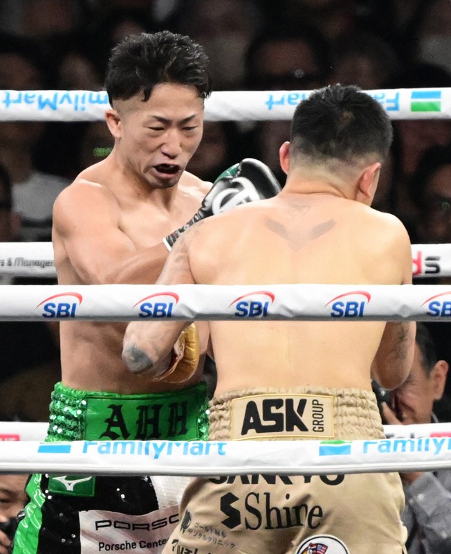 二回、井岡一翔（手前）からダウンを奪う井上拓真＝東京ドームで2026年5月2日、藤井達也撮影