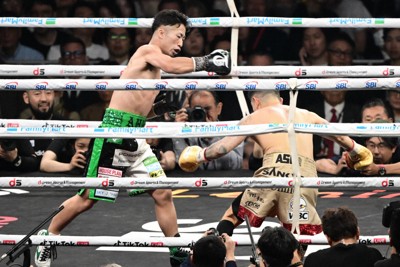二回、井岡一翔（右）からダウンを奪う井上拓真＝東京ドームで2026年5月2日、藤井達也撮影