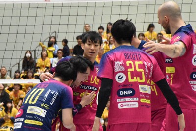 東京GBにとって今季最終戦となった準々決勝第2戦、柳田将洋選手（左から3人目）は途中出場でチームの立て直しを図る役割を務めた＝愛知県の岡崎市総合体育館で2026年5月2日、小林悠太撮影