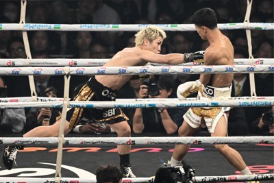 二回、中谷潤人（右）を攻める井上尚弥＝東京ドームで2026年5月2日、藤井達也撮影