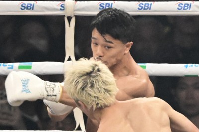 一回、井上尚弥（手前）を攻める中谷潤人＝東京ドームで2026年5月2日、藤井達也撮影