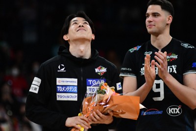 花束を受け取り、天井を見上げるウルフドッグス名古屋の上林直澄選手（左）＝愛知県稲沢市の豊田合成記念体育館エントリオで2026年5月2日、玉井滉大撮影