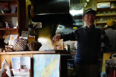 あたりきしゃりき堂のドーナツとコーヒー。奥に店主の久保晶さん＝大阪市阿倍野区阿倍野元町で2026年3月11日午後3時27分、矢追健介撮影