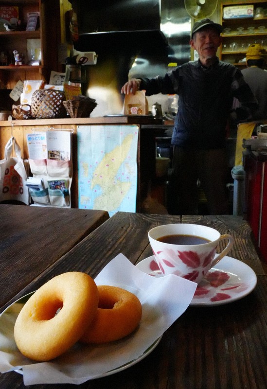 あたりきしゃりき堂のドーナツとコーヒー。奥に店主の久保晶さん＝大阪市阿倍野区阿倍野元町で2026年3月11日午後3時27分、矢追健介撮影