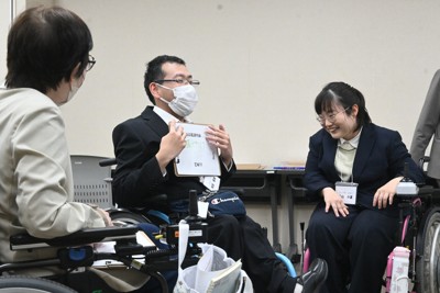 スタッフサービス・クラウドワークの新入社員ら。入社式の日、「今の気持ち」を紙に書くなどして交流した＝横浜市西区で2026年5月1日午後1時26分、清水夏妃撮影