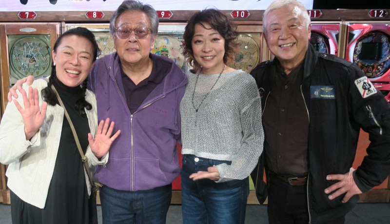 公演の特別企画として風間杜夫さん（左から2人目）の喜寿を祝う会を開催。俳優の柴田理恵さん（左端）も駆け付け、新宿梁山泊の金守珍さん（右端）、水嶋カンナさん（右から2人目）とともに祝福した＝東京都新宿区で、明珍美紀撮影