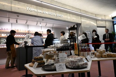 ユートミヤ内にあるスイーツショップ。富谷産食材を使用した「とみやスイーツ」や特産品の蜂蜜などが並ぶ＝宮城県富谷市で2026年5月1日午前11時39分、岩田優希撮影