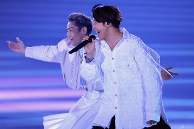 アイスショー「The　MELT」で歌う増田貴久さん（右）と演技する高橋大輔さん＝KOSE新横浜スケートセンターで2026年5月2日午後0時7分、滝川大貴撮影