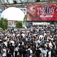 井上尚弥と中谷潤人との対戦を一目見ようと東京ドームに集まった大勢の人たち＝東京都文京区で2026年5月2日、平川義之撮影