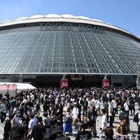 井上尚弥と中谷潤人との対戦を一目見ようと東京ドームに集まった大勢の人たち＝東京都文京区で2026年5月2日、平川義之撮影