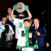 入場する井上拓真＝東京ドームで2026年5月2日、平川義之撮影