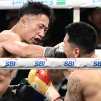 五回、井岡一翔（右）を攻める井上拓真＝東京ドームで2026年5月2日、藤井達也撮影