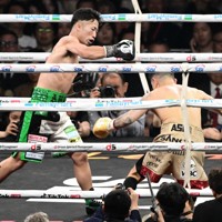 二回、井岡一翔（右）からダウンを奪う井上拓真＝東京ドームで2026年5月2日、藤井達也撮影
