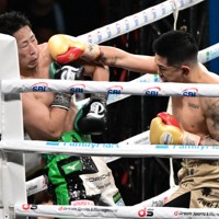 七回、井上拓真（左）を攻める井岡一翔＝東京ドームで2026年5月2日、藤井達也撮影