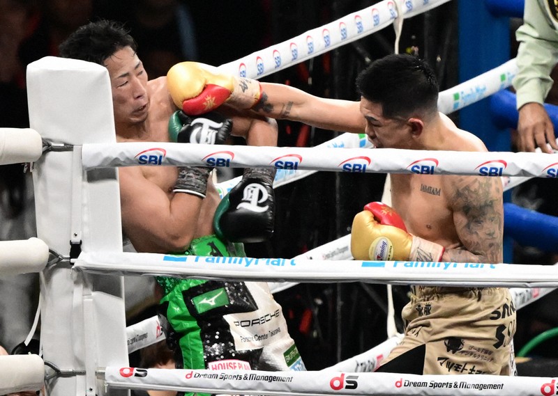 七回、井上拓真（左）を攻める井岡一翔＝東京ドームで2026年5月2日、藤井達也撮影