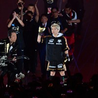 入場する井上尚弥。左は布袋寅康さん＝東京ドームで2026年5月2日、平川義之撮影