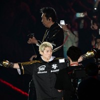布袋寅泰さん（奥）の演奏に合わせて入場する井上尚弥＝東京ドームで2026年5月2日、藤井達也撮影