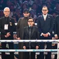 井上尚弥と中谷潤人の試合を前に国歌独唱する歌手の藤井フミヤさん＝東京ドームで2026年5月2日午後9時49分、平川義之撮影