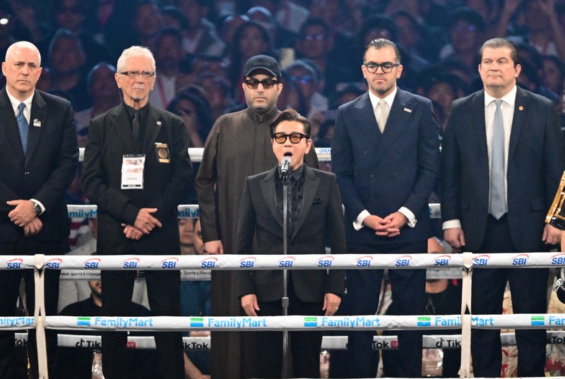 井上尚弥と中谷潤人の試合を前に国歌独唱する歌手の藤井フミヤさん＝東京ドームで2026年5月2日午後9時49分、平川義之撮影