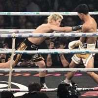 二回、中谷潤人（右）を攻める井上尚弥＝東京ドームで2026年5月2日、藤井達也撮影
