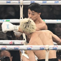 一回、井上尚弥（手前）を攻める中谷潤人＝東京ドームで2026年5月2日、藤井達也撮影