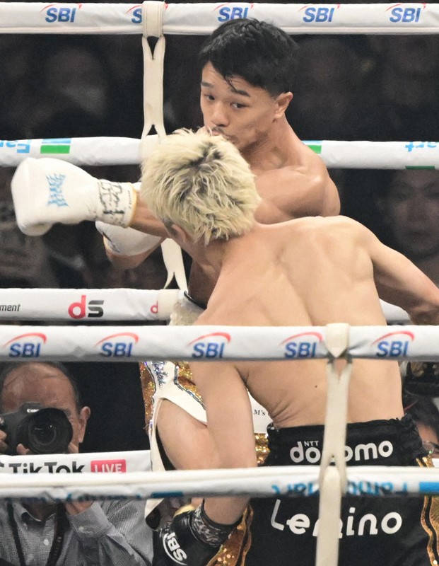 一回、井上尚弥（手前）を攻める中谷潤人＝東京ドームで2026年5月2日、藤井達也撮影