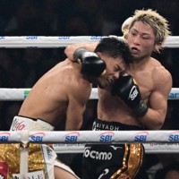 八回、互いに攻め合う中谷潤人（左）と井上尚弥＝東京ドームで2026年5月2日、平川義之撮影