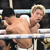 七回、中谷潤人（手前）を攻める井上尚弥＝東京ドームで2026年5月2日、藤井達也撮影
