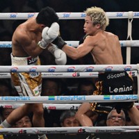 六回、中谷潤人（左）を攻める井上尚弥＝東京ドームで2026年5月2日、平川義之撮影