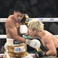 五回、激しく攻め合う井上尚弥（右）と中谷潤人＝東京ドームで2026年5月2日、藤井達也撮影