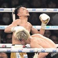 十一回、中谷潤人（奥）を攻める井上尚弥＝東京ドームで2026年5月2日、藤井達也撮影