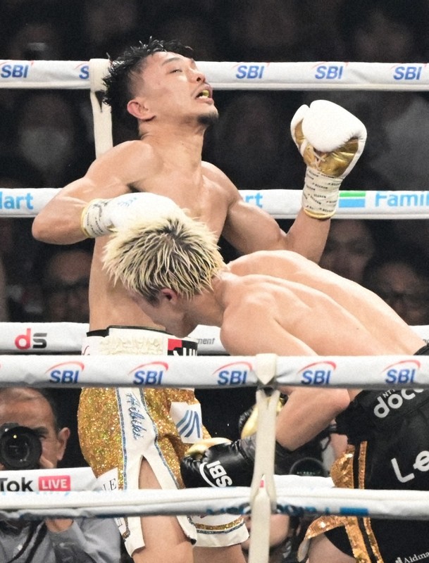 十一回、中谷潤人（奥）を攻める井上尚弥＝東京ドームで2026年5月2日、藤井達也撮影