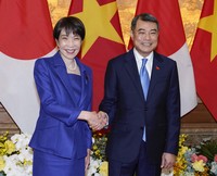 Vietnamese Prime Minister Le Minh Hung, right, shakes hands with Japanese Prime Minister Sanae Takaichi in Hanoi on May 2, 2026. (Kyodo)