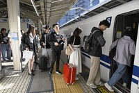 Passengers board a bullet train at JR Tokyo Station on May 2, 2026.(Kyodo)
