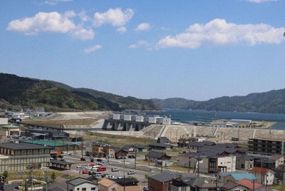 山林火災で鎮圧宣言が出された岩手県大槌町の中心部。雨が上がり青空が広がった＝2026年5月2日午後0時6分、奥田伸一撮影