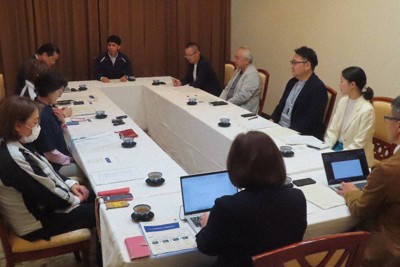 高度外国人材の採用について意見交換する秋田県内の企業関係者ら＝秋田県仙北市で2026年4月16日、工藤哲撮影