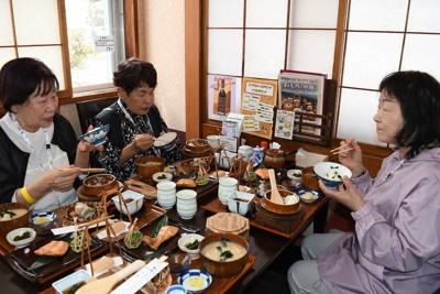 大根飯を味わう観光客＝山形県酒田市で2026年4月23日午前11時27分、長南里香撮影