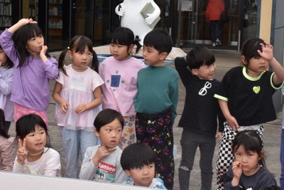 埼玉県飯能市立図書館の前に設置されたムーミンパパの像（奥）＝同市で2026年4月23日、高木昭午撮影