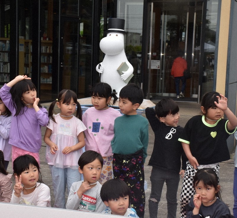 埼玉県飯能市立図書館の前に設置されたムーミンパパの像（奥）＝同市で2026年4月23日、高木昭午撮影