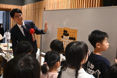 子供たちの連碁の対局を解説する一力遼本因坊（左奥）＝埼玉県川越市で2026年5月2日午後2時36分、板鼻歳也撮影