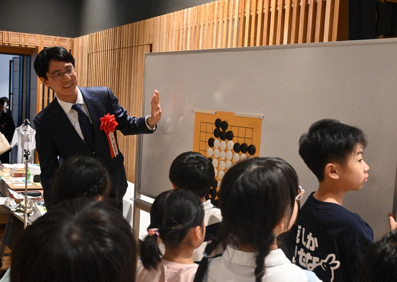 子供たちの連碁の対局を解説する一力遼本因坊（左奥）＝埼玉県川越市で2026年5月2日午後2時36分、板鼻歳也撮影