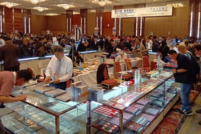貨幣の収集家らでにぎわう「第37回東京国際コイン・コンヴェンション」＝中央区のロイヤルパークホテルで