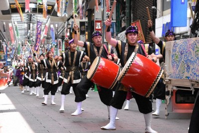 「はいさいFESTA」で力強いエイサーを披露する団体＝川崎市川崎区で2026年5月2日午前11時27分、真栄平研撮影