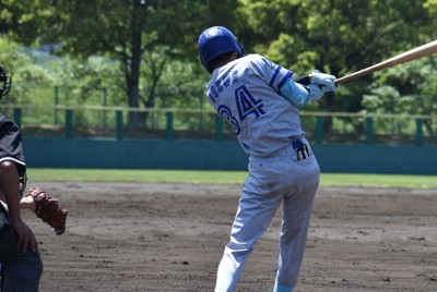 【南アルプス硬式野球倶楽部－TSUKUMO　BASEBALL　CLUB】四回表南アルプス硬式野球倶楽部、先頭打者の大澤が今大会第1号本塁打を放つ＝山梨県南アルプス市の南アルプスジットスタジアムで2026年5月2日、山本佳世子撮影