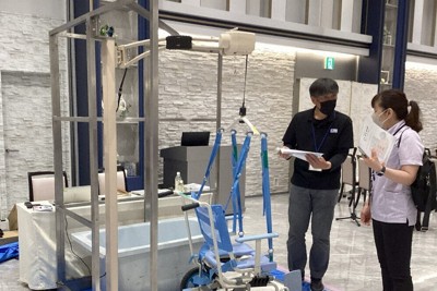 昨年の展示・体験会で紹介された入浴支援機器＝甲府市で2025年5月（山梨県健康長寿推進課提供）