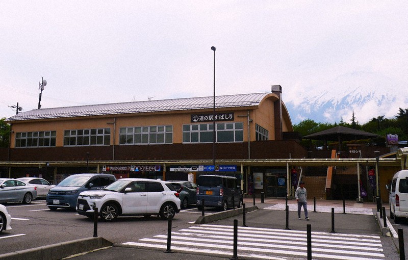 前指定管理者による営業が続く道の駅すばしり＝静岡県小山町須走で2026年4月28日、長沢英次撮影