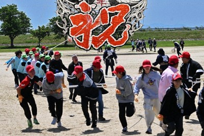 11年ぶりに揚がった「100畳敷大凧」＝滋賀県東近江市で2026年5月2日午前10時29分、北村隆夫撮影