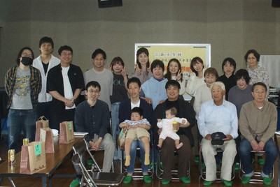 旧三谷小学校のタイムカプセル開封に集まった卒業生や山陰眞規子さん（右端後方）ら＝和歌山県かつらぎ町で2026年5月2日午前11時16分、藤原弘撮影