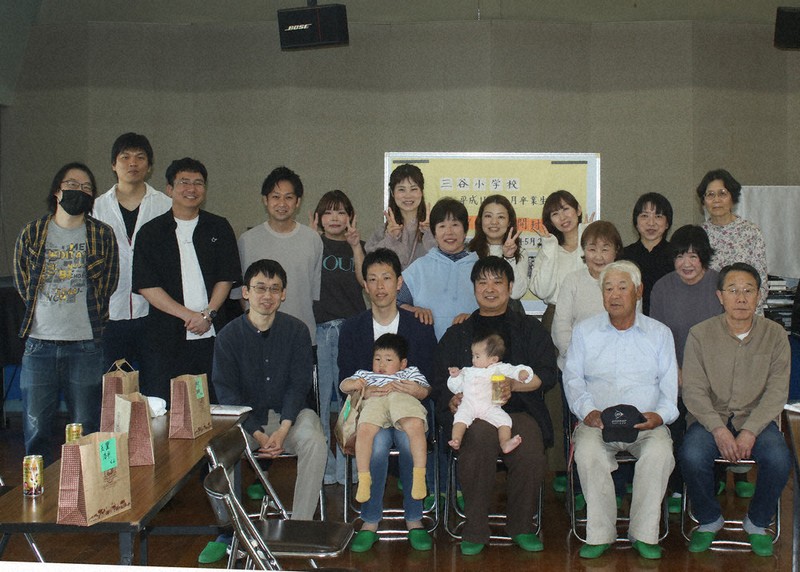 旧三谷小学校のタイムカプセル開封に集まった卒業生や山陰眞規子さん（右端後方）ら＝和歌山県かつらぎ町で2026年5月2日午前11時16分、藤原弘撮影